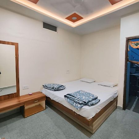 Shree Trilokeshwar Guesthouse Удджайн Экстерьер фото