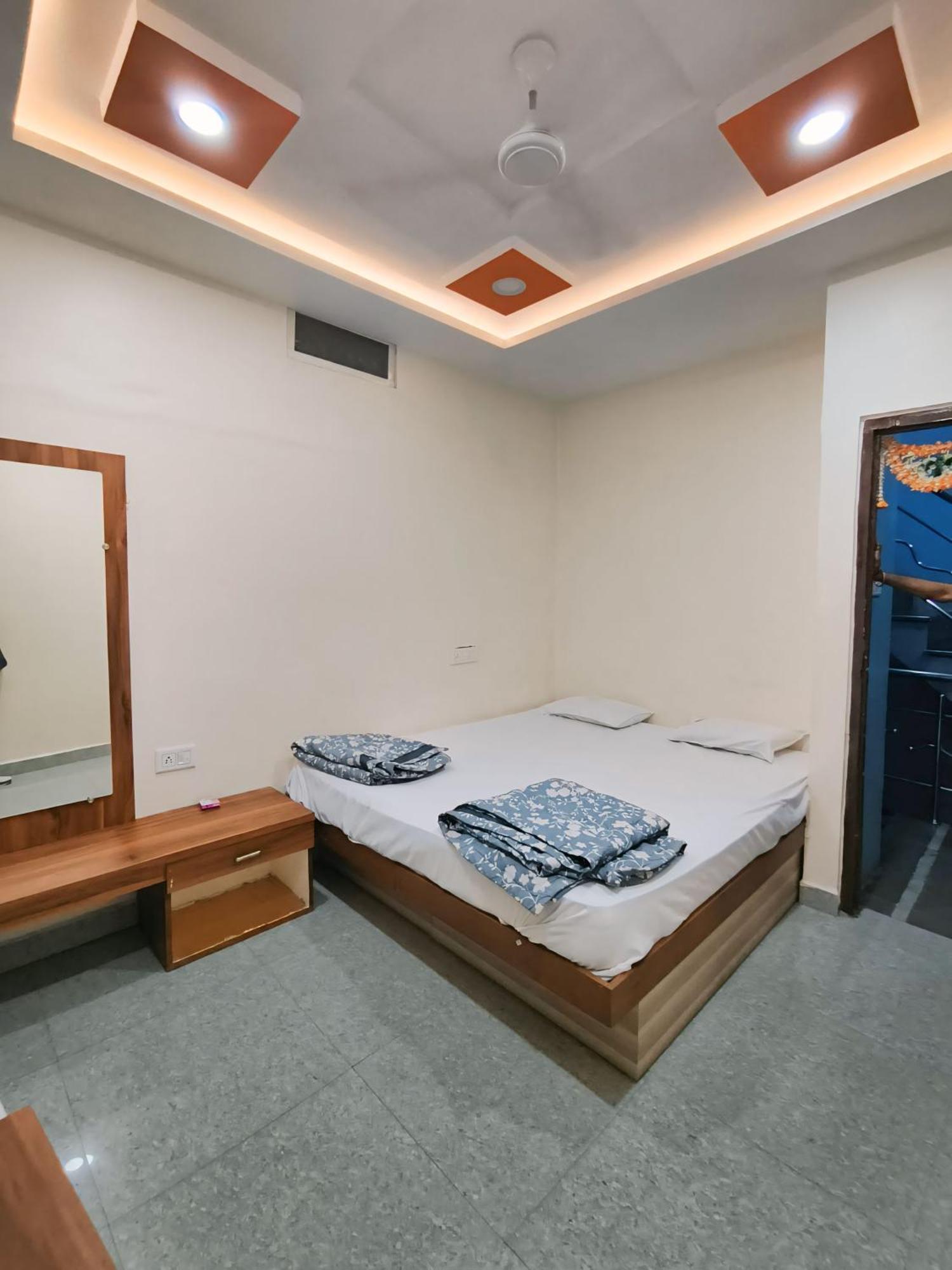 Shree Trilokeshwar Guesthouse Удджайн Экстерьер фото