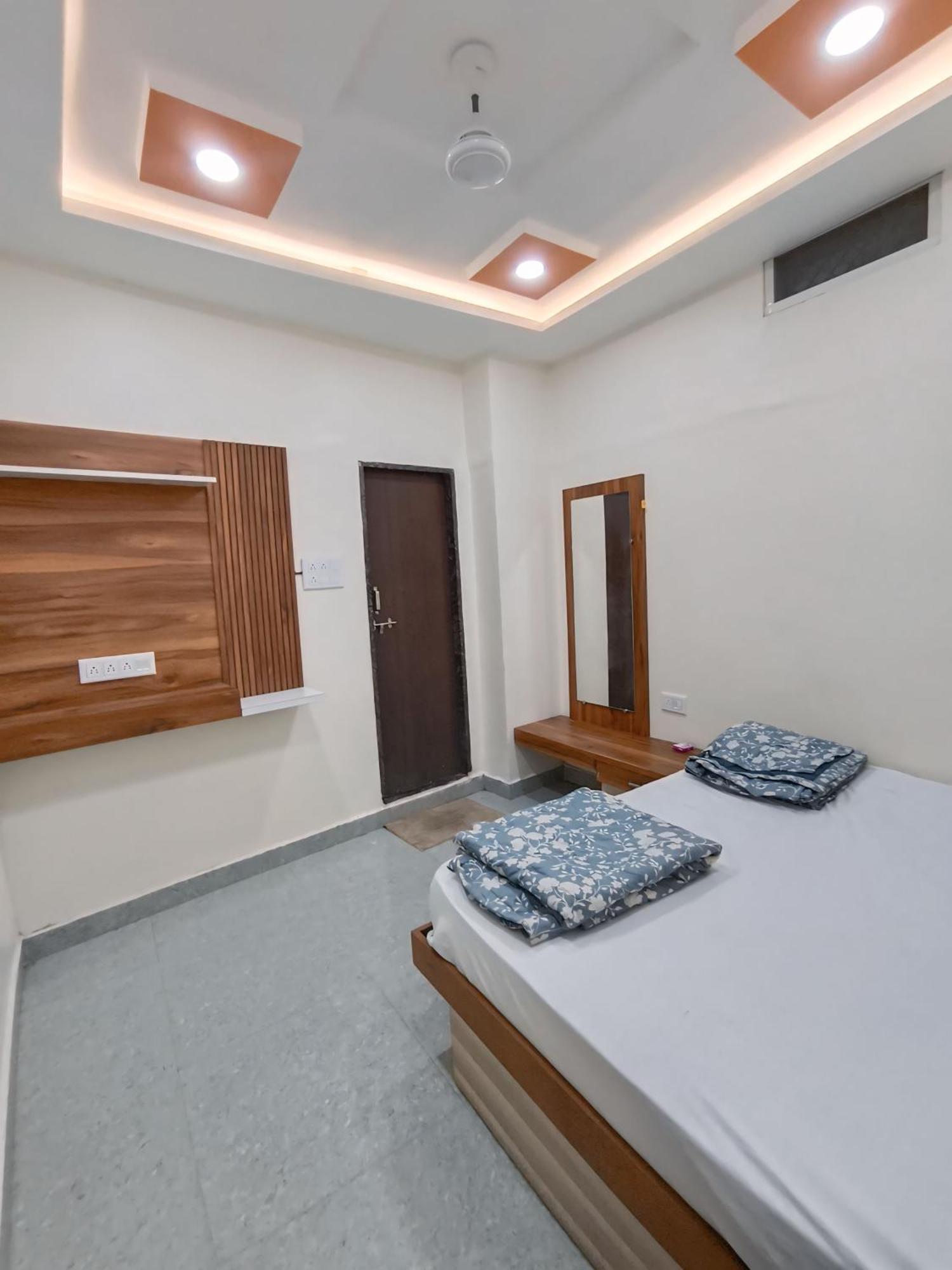 Shree Trilokeshwar Guesthouse Удджайн Экстерьер фото
