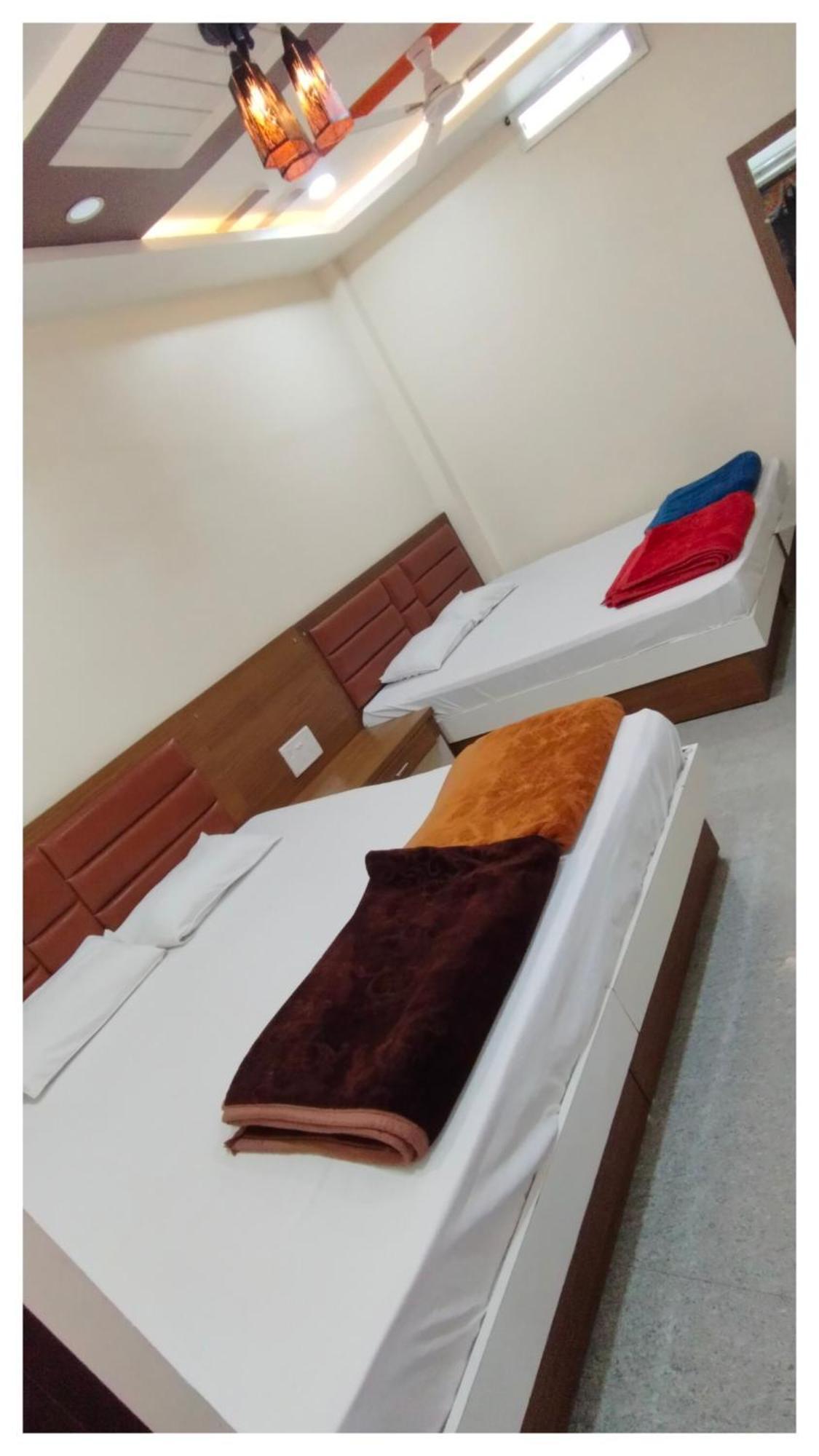 Shree Trilokeshwar Guesthouse Удджайн Экстерьер фото